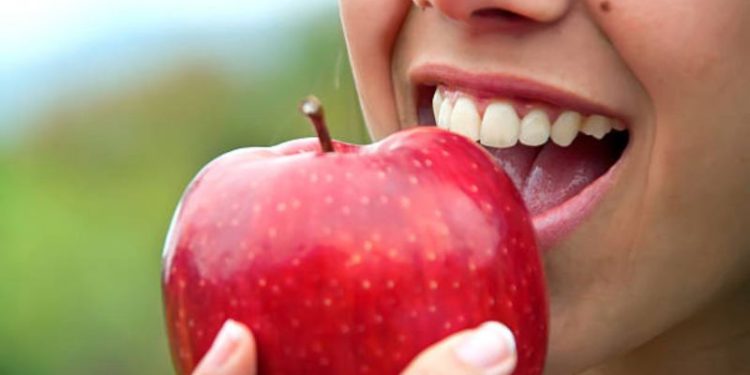 Cuál es el impacto de la manzana en el estreñimiento y la salud intestinal