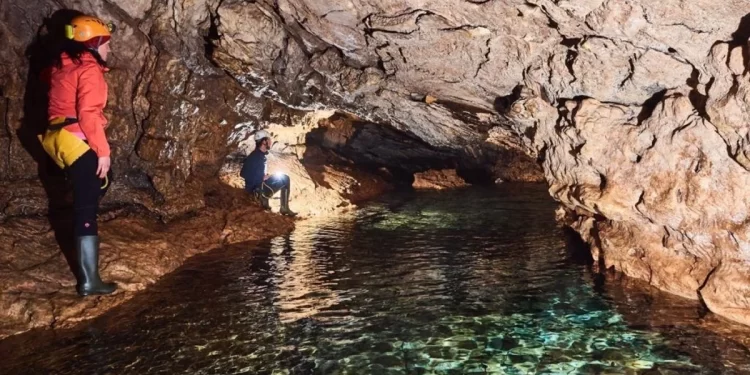 Buscan a un espeleólogo desaparecido en una cueva de Riópar