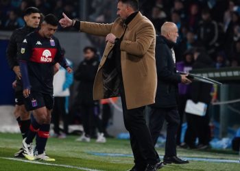 Dabove: el reto clave a sus dirigidos en el vestuario y qué dijo del árbitraje de Darío Herrera vs. Racing