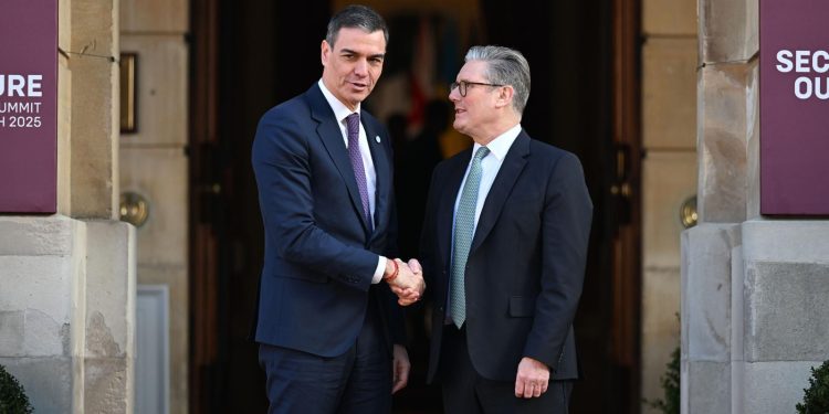 Tensión geopolítica por China: La policía de Pekin vigilando la Torre de Londres. España entregada por Sánchez