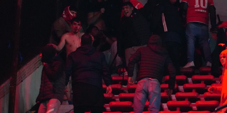 El comunicado de la U de Chile tras los graves incidentes en Avellaneda: “No debe suceder en ningún estadio ni lugar”