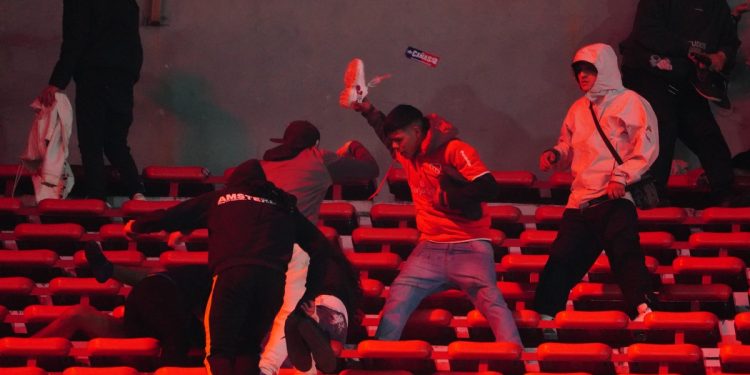 El embajador de Chile en Argentina: los detenidos, “un herido grave” y cómo se salvó un hincha que cayó de la tribuna