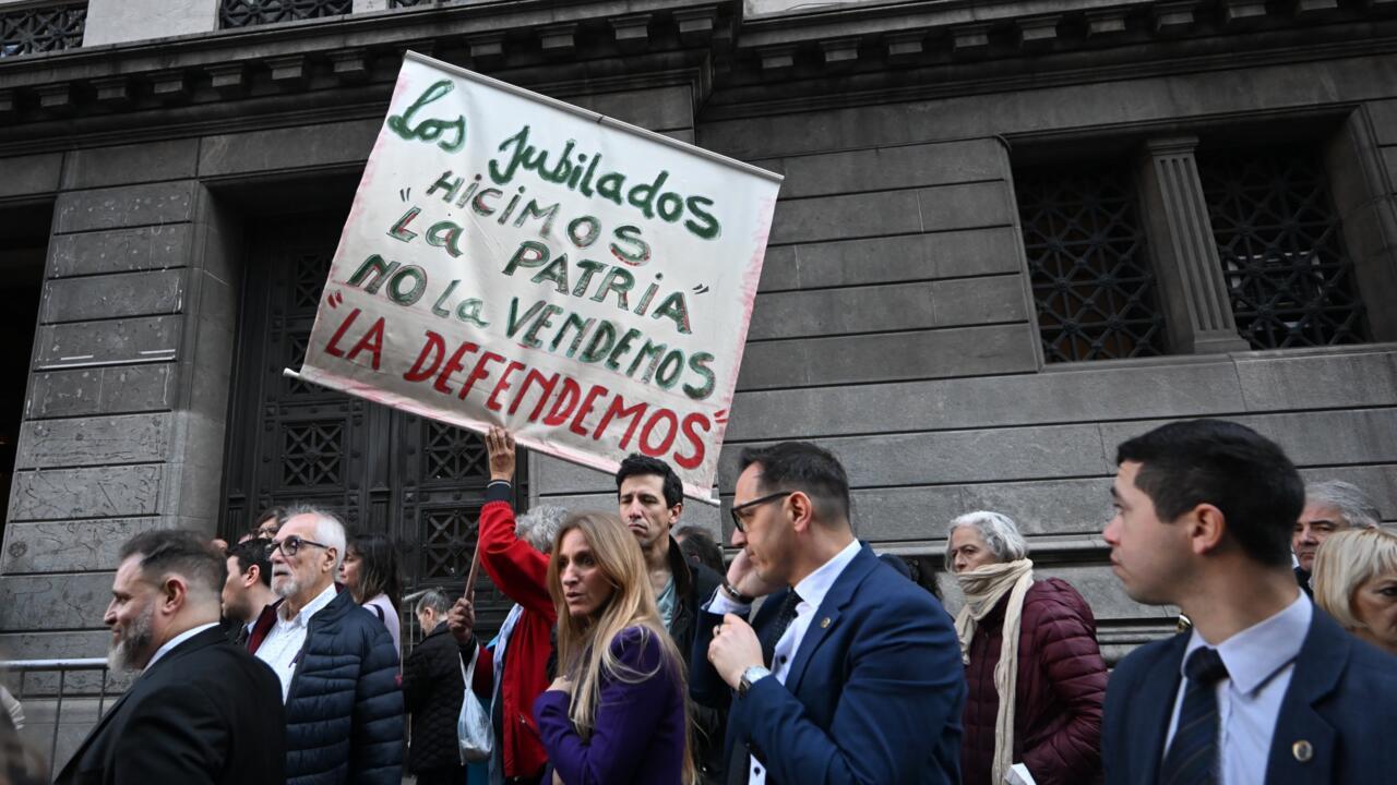 Argentina: Congreso convalida veto de Milei a un aumento de jubilaciones mientras estallan protestas