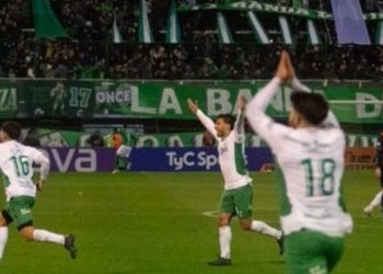 Ferro ganó agónicamente, se alejó del descenso y festejó en la noche que estrenó tribuna