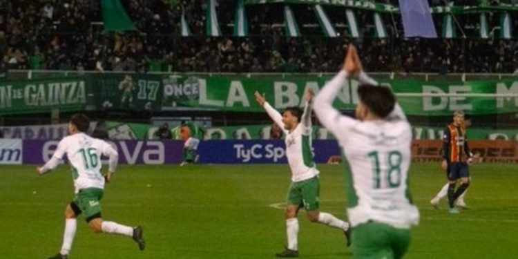 Ferro ganó agónicamente, se alejó del descenso y festejó en la noche que estrenó tribuna