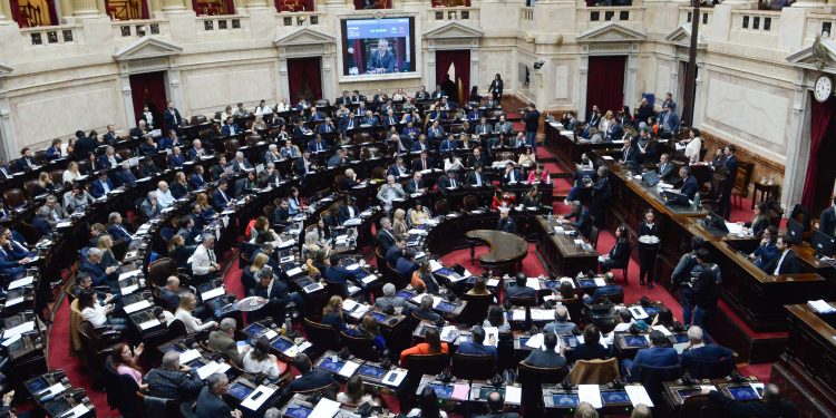 Gobierno enfrenta dura derrota en Diputados y anticipa vetos frente a alianzas opositoras