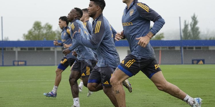 Fue titular con Gago, extrañamente no jugó nunca con Russo y ahora busca salir de Boca