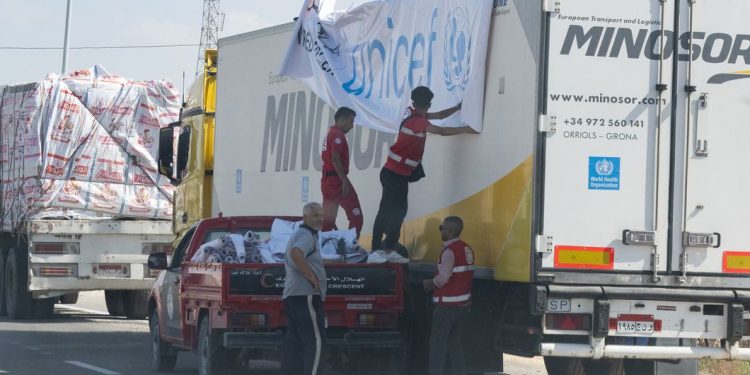 Israel rechaza acusaciones de “hambruna” en Gaza y desmiente versión sobre muerte de paciente evacuada