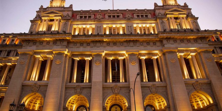 El Gobierno evalúa negociar la ampliación de la Corte Suprema con el kirchnerismo tras las elecciones