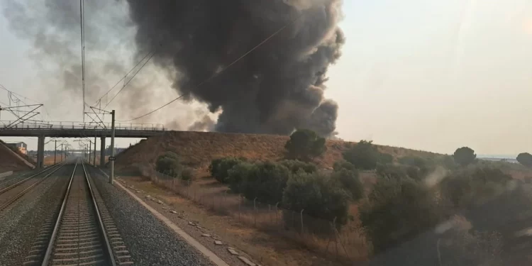 Restablecido el servicio entre Madrid y Andalucía tras controlar el incendio en una fábrica de Yeles (Toledo)