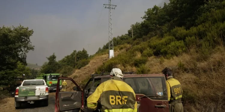 Un bombero muerto y otro herido al volcar el camión autobomba en el que viajaban en León