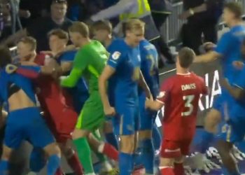 Inicio caliente en el Championship: gol en el último minuto, festejo a la hinchada y piñas entre los jugadores