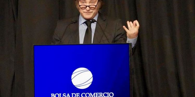 Milei veta aumento a jubilaciones y ley de emergencia en discapacidad; comparación con veto de Cristina Kirchner al 82% a jubilados