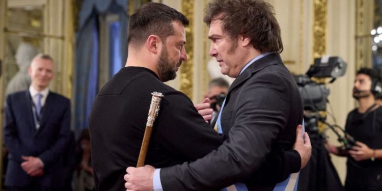 Milei llama a Zelenski y pone a Argentina en el tablero global ante la cumbre Trump-Putin en Alaska