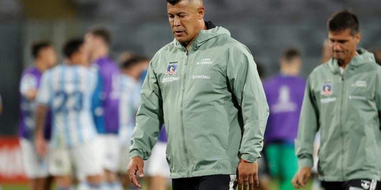 Jorge Almirón: goleado en el clásico y con un pie y medio afuera de Colo Colo