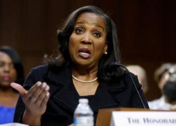 Lisa Cook se niega a dimitir del órgano rector de la Fed pese a las presiones de Trump