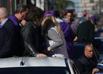 Piedrazos y corridas obligan a evacuar la caravana de Milei en Lomas de Zamora