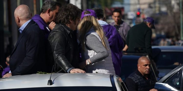 Piedrazos y corridas obligan a evacuar la caravana de Milei en Lomas de Zamora