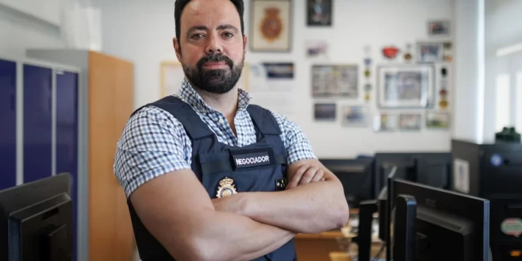 «Los negociadores somos policías expertos en desactivar bombas humanas»