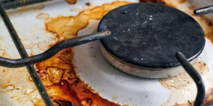 Ni vinagre ni bicarbonato: el truco para limpiar las hornallas de la cocina sin esfuerzo