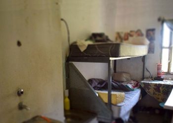 Otra vez el “cuento del tío”: allanaron una cárcel en Neuquén por estafas telefónicas