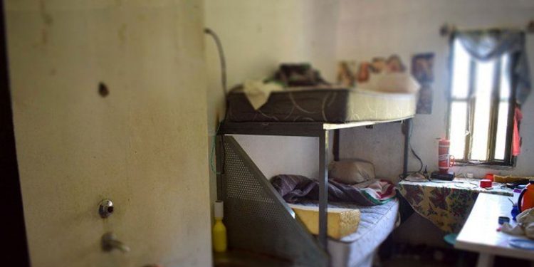 Otra vez el “cuento del tío”: allanaron una cárcel en Neuquén por estafas telefónicas