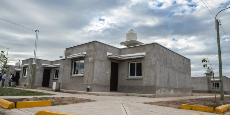 Para Julio Cobos, el déficit habitacional es otra muestra del “Estado ausente”