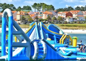 El parque acuático flotante más grande de España está en Galicia: precios, dónde está y cómo llegar