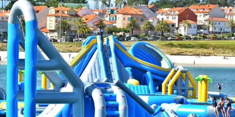 El parque acuático flotante más grande de España está en Galicia: precios, dónde está y cómo llegar
