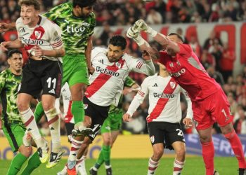 Paulo Díaz no jugó el segundo tiempo ante Libertad por una nueva molestia en su rodilla izquierda y preocupa
