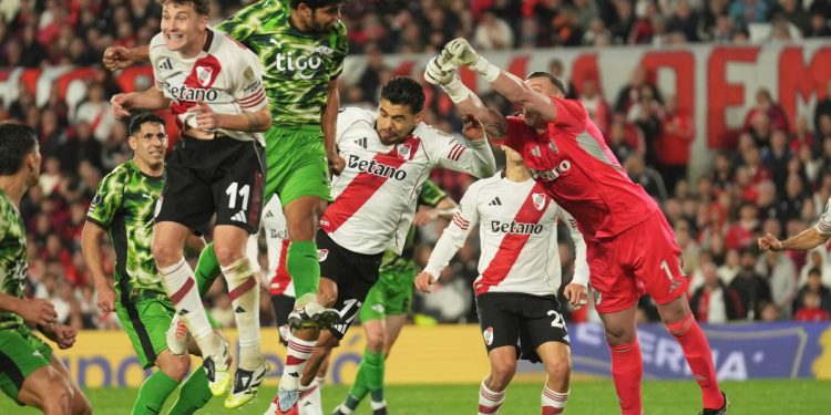 Paulo Díaz no jugó el segundo tiempo ante Libertad por una nueva molestia en su rodilla izquierda y preocupa