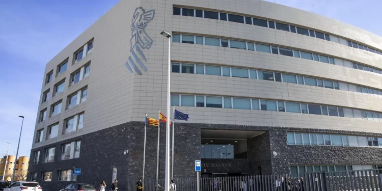 Un padre consigue dejar de pagar una pensión a su hija de 28 años que cobra más que él