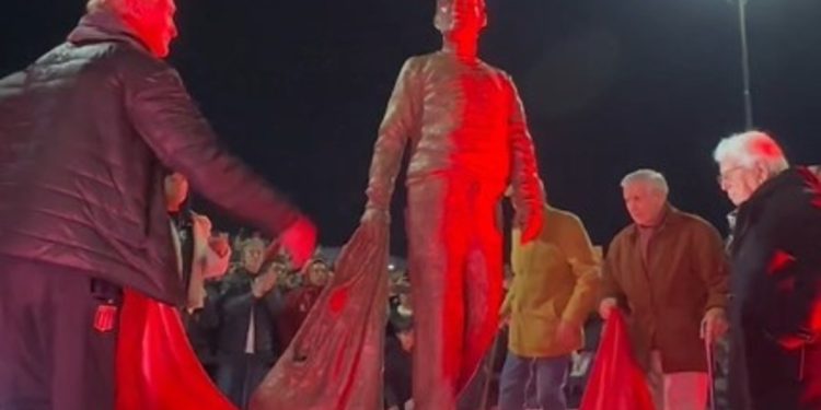 Profesor eterno: Estudiantes inauguró la estatua de Osvaldo Zubeldía