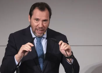 Óscar Puente vuelve a usar el incendio de Zahara para atacar a Juanma Moreno… y a la prensa andaluza