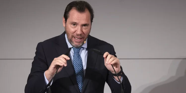 Óscar Puente vuelve a usar el incendio de Zahara para atacar a Juanma Moreno… y a la prensa andaluza