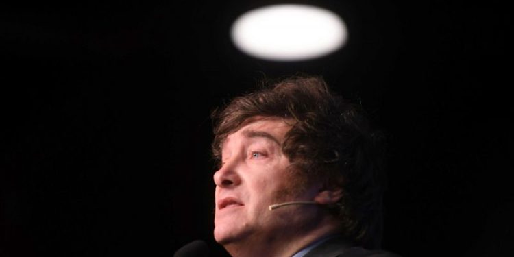 Qué dice realmente el libro recomendado por De Pablo que cita Milei para explicar las conspiraciones