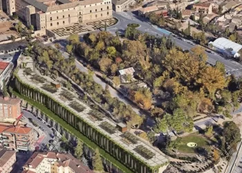 Al aparcamiento del talud del parque de la Vega de Toledo le salen varias novias