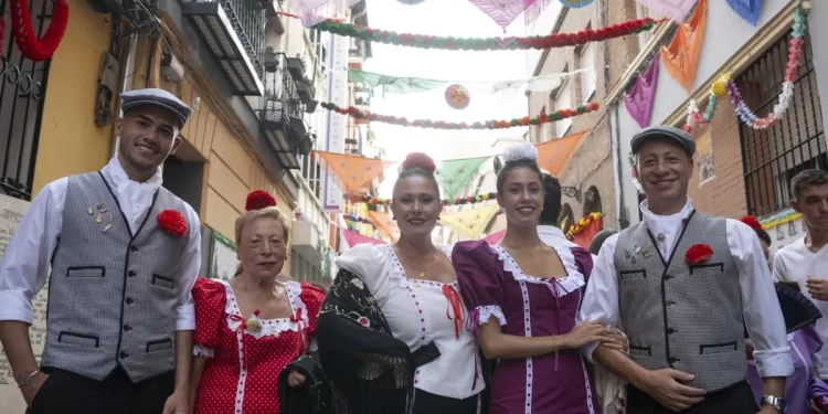 45 años engalanando San Cayetano: «Recaudamos 17.000 pesetas para recuperar la tradición»