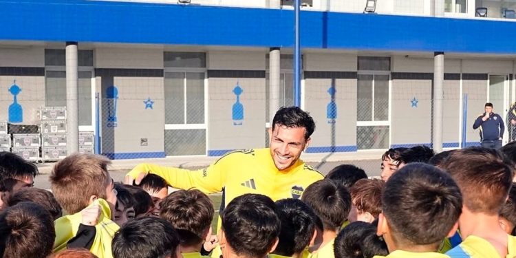 Video: el tierno momento de Paredes y Merentiel con los chicos de Boca Predio