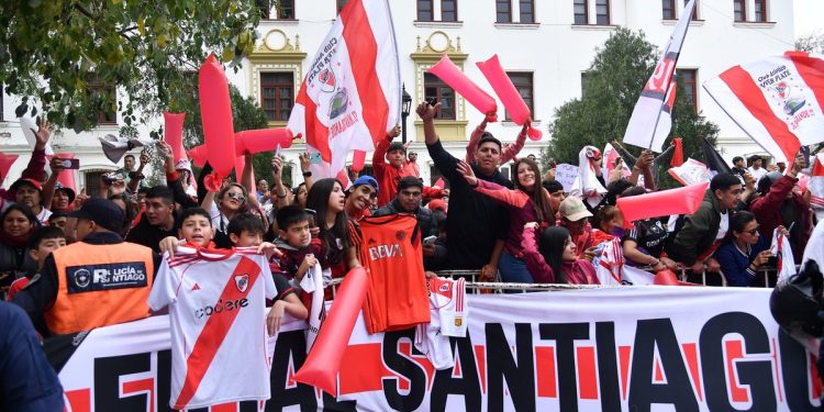 Video: el tremendo recibimiento a River en Santiago del Estero