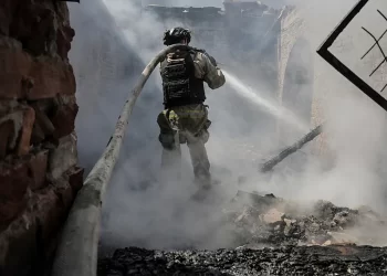 Rusia ataca a bomberos y causa decenas de víctimas civiles en Ucrania