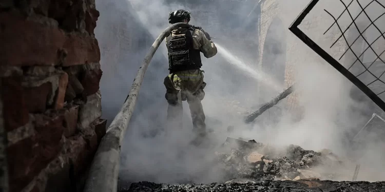 Rusia ataca a bomberos y causa decenas de víctimas civiles en Ucrania