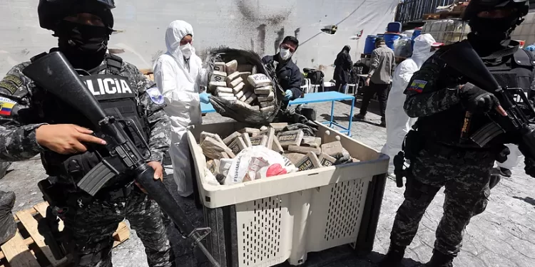 Ecuador incauta 9,3 toneladas de cocaína destinadas a Europa y detiene a 12 sospechosos