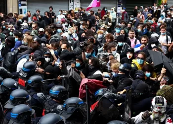 Francia: Policía desaloja universidades de París ante brutales protestas