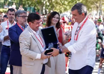 Ayuso concede la Medalla de Oro a la Vuelta Ciclista a España y la Medalla Internacional a su ganador, Jonas Vingegaard