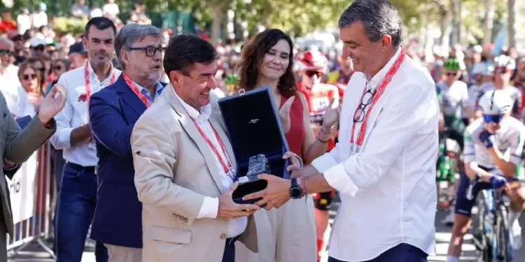 Ayuso concede la Medalla de Oro a la Vuelta Ciclista a España y la Medalla Internacional a su ganador, Jonas Vingegaard