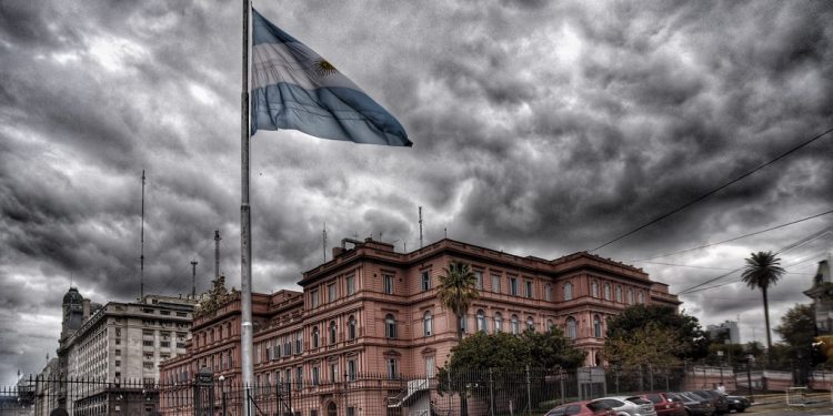 Milei convoca doble cumbre de Gabinete tras el revés bonaerense y, por ahora, congela cambios en el gabinete