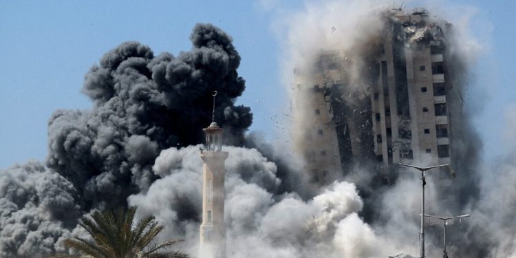Golpe aéreo sobre torre en Gaza: Israel afirma uso militar de Hamás e informa medidas para proteger a civiles