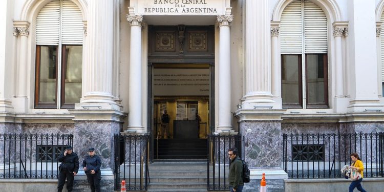 “Cepito”: BCRA reinstala restricción de Dólares para ejecutivos bancarios