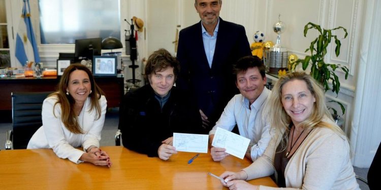 Coordinación de campaña de Milei se reorganiza: Karina sigue al frente, aunque cambian roles estratégicos